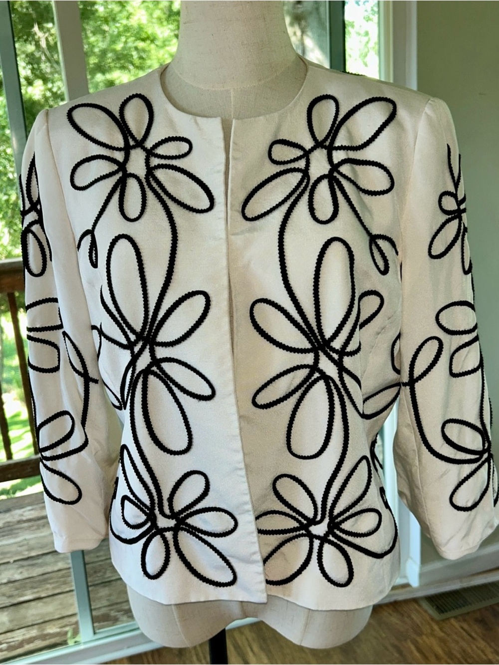 Kasper Women’s White And Black Blazer  Size 10 Great Condition